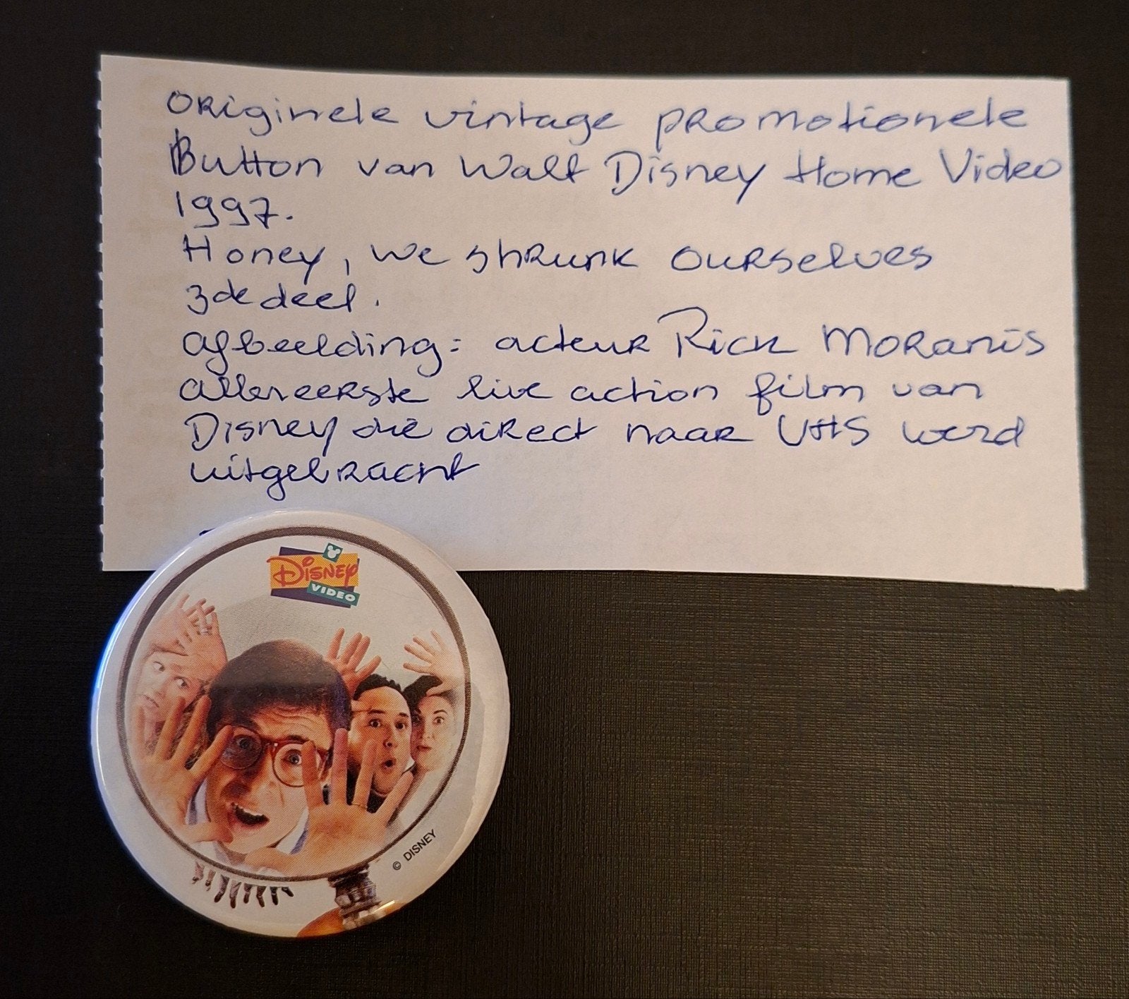 Walt Disney button groot 1997 film Honey III  1ste op VHS, Verzamelen, Ophalen of Verzenden, Overige figuren, Nieuw