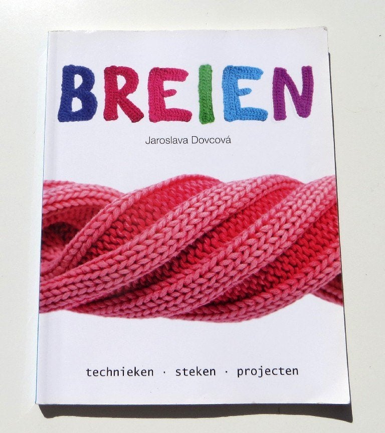 Breiboek M5508: Jaroslava Dovcova - Breien 15+, Ophalen of Verzenden, Zo goed als nieuw, Breien, Patroon of Boek