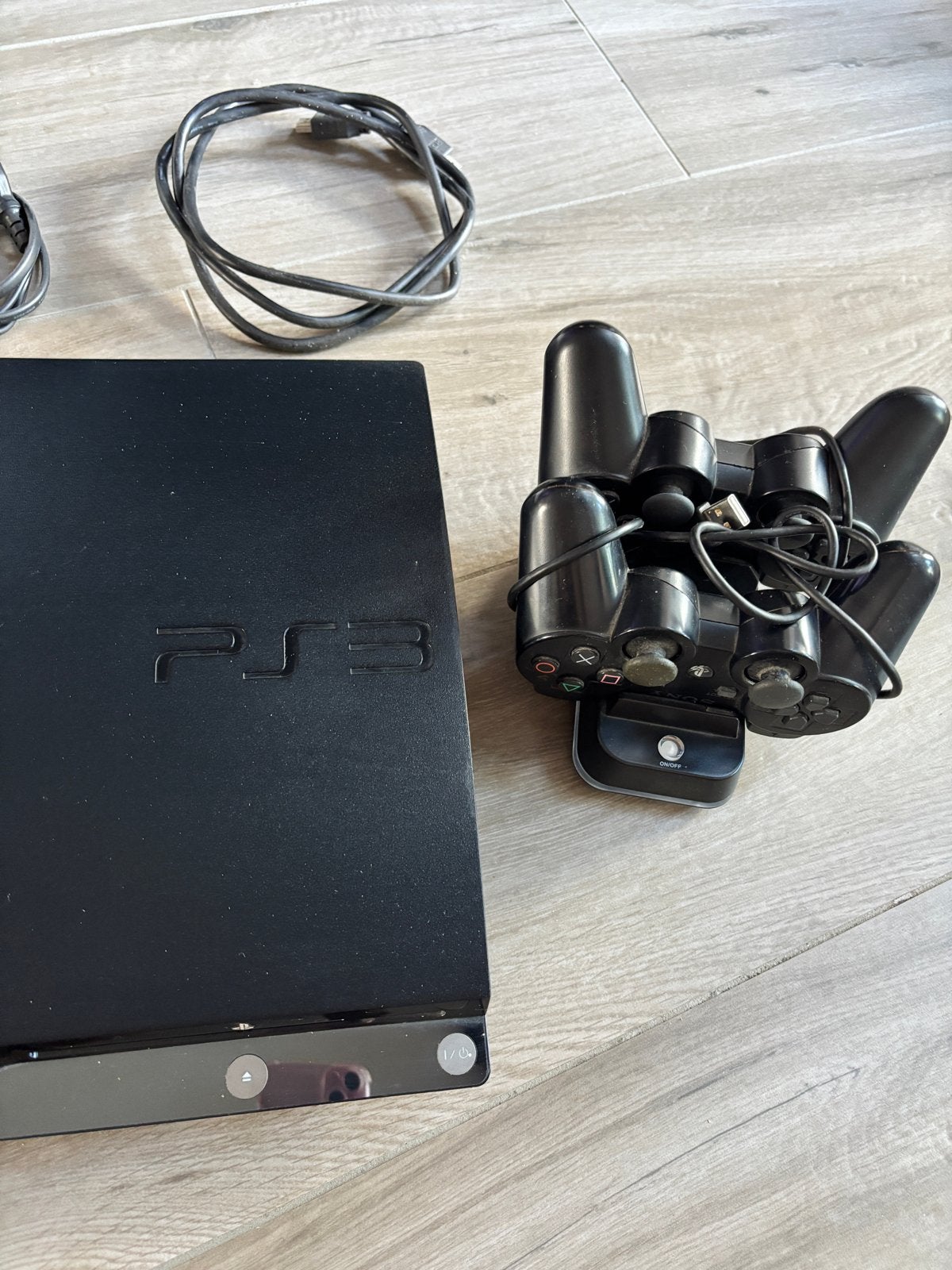 PlayStation 3 met draadloze controllers en oplaadstation, Spelcomputers en Games, Spelcomputers | Sony PlayStation 3, Gebruikt