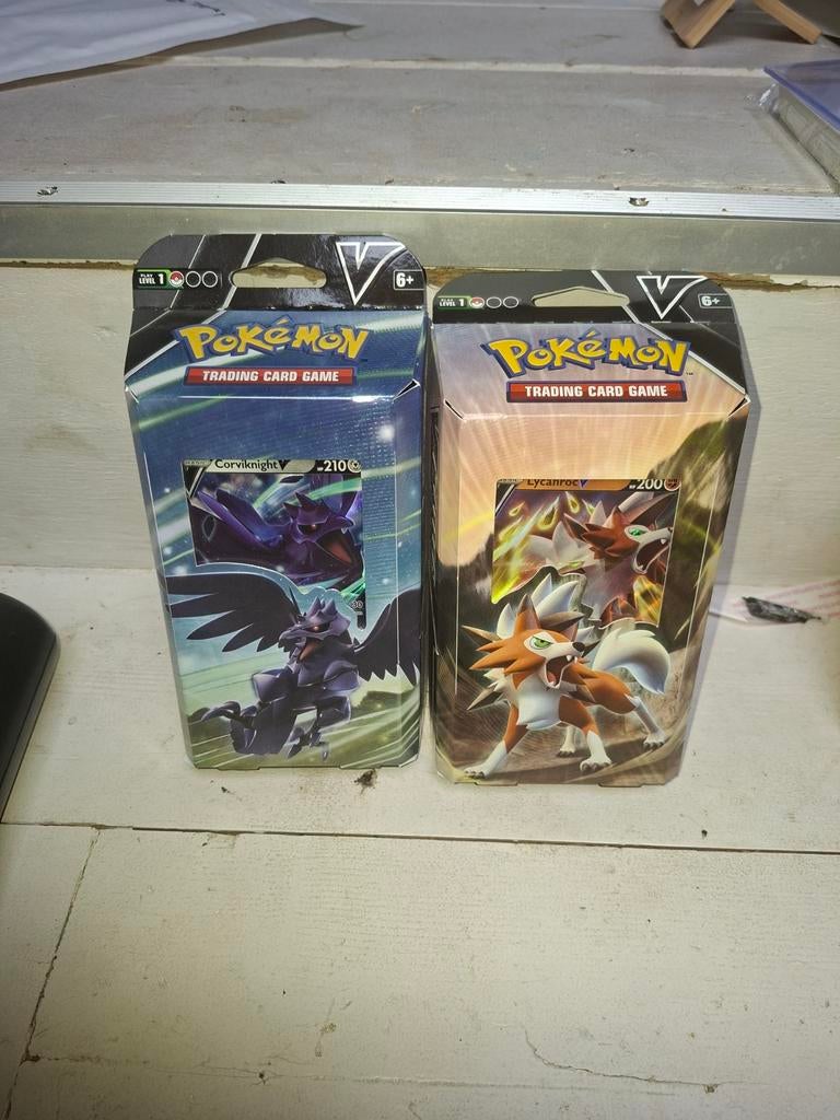 Pokémon Battle Decks: Corviknight V & Lycanroc V (Geseald), Ophalen of Verzenden, Nieuw, Speeldeck