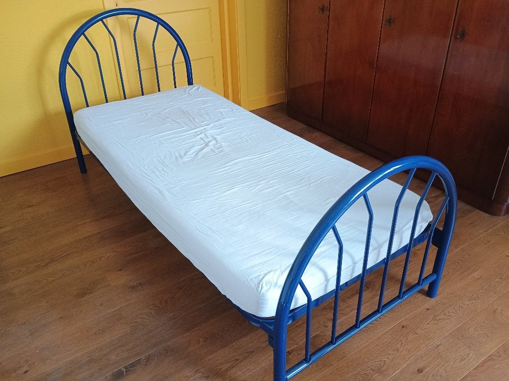 Stalen bed, eenpersoons, blauw, met matras en lattenbodem, Ophalen, Gebruikt, 90 cm, Eenpersoons