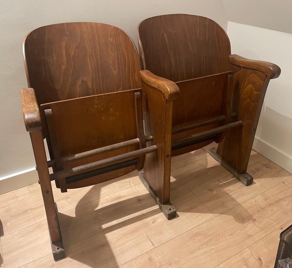 Twee originele theaterstoelen, Ophalen