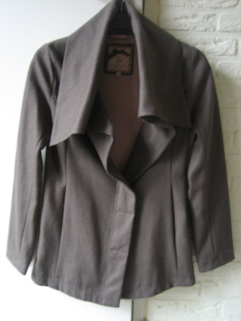 Prachtig a-symmetrisch taupe jasje SILVIAN HEACH XS snazzeys, Kleding | Dames, Jassen | Winter, Bruin, Verzenden, Nieuw, Silvian Heach