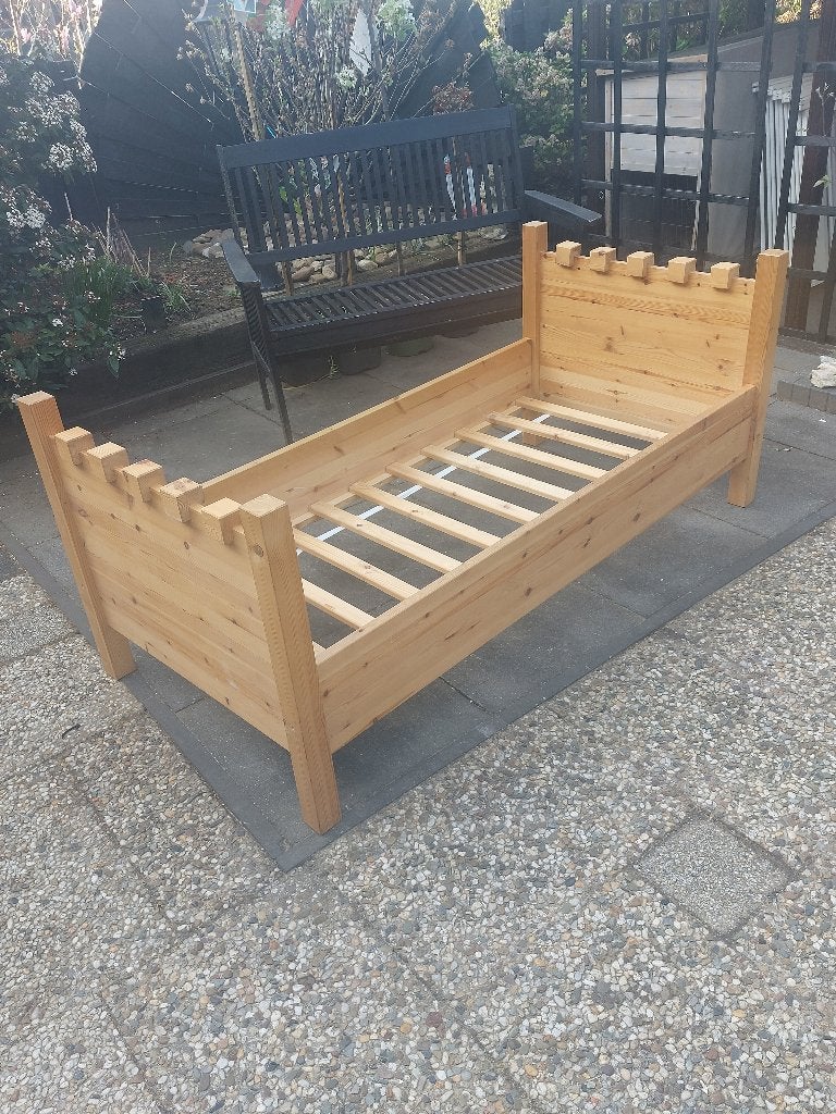 Solide houten kinderbed - Kasteel thema, Ophalen, Gebruikt, 70 tot 85 cm, 140 tot 160 cm