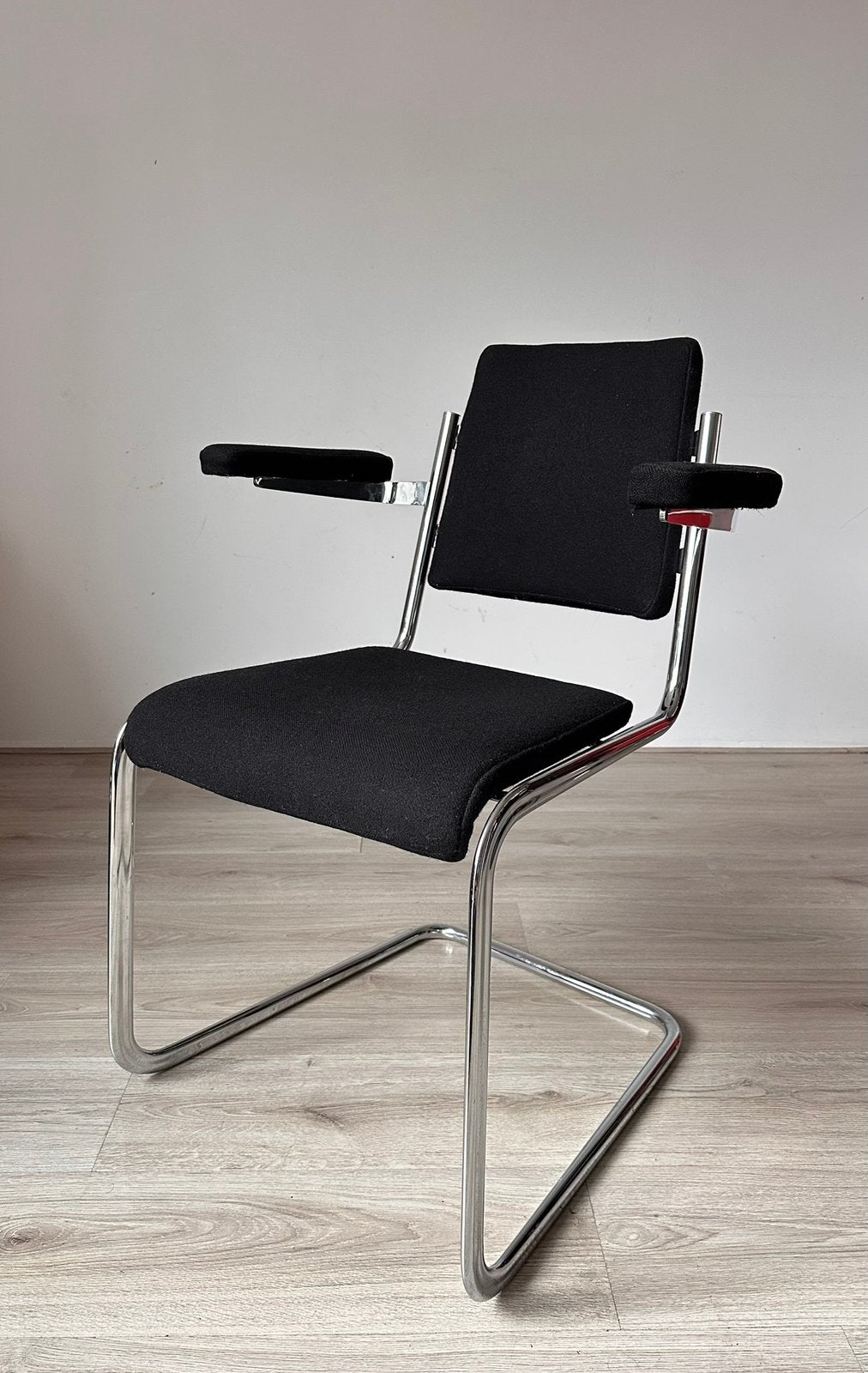 6x Tecta Jean Prouve design eetkamerstoelen, Ophalen, Gebruikt, Zwart, Stof