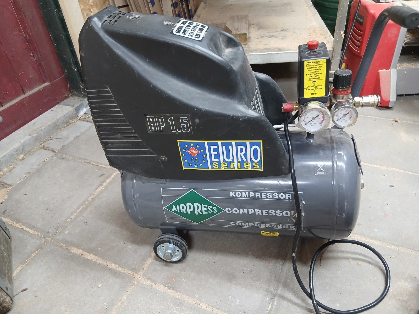 Airpres compressor, Doe-het-zelf en Verbouw, Compressors, 100 liter of meer, Ophalen, Zo goed als nieuw, Minder dan 200 liter/min