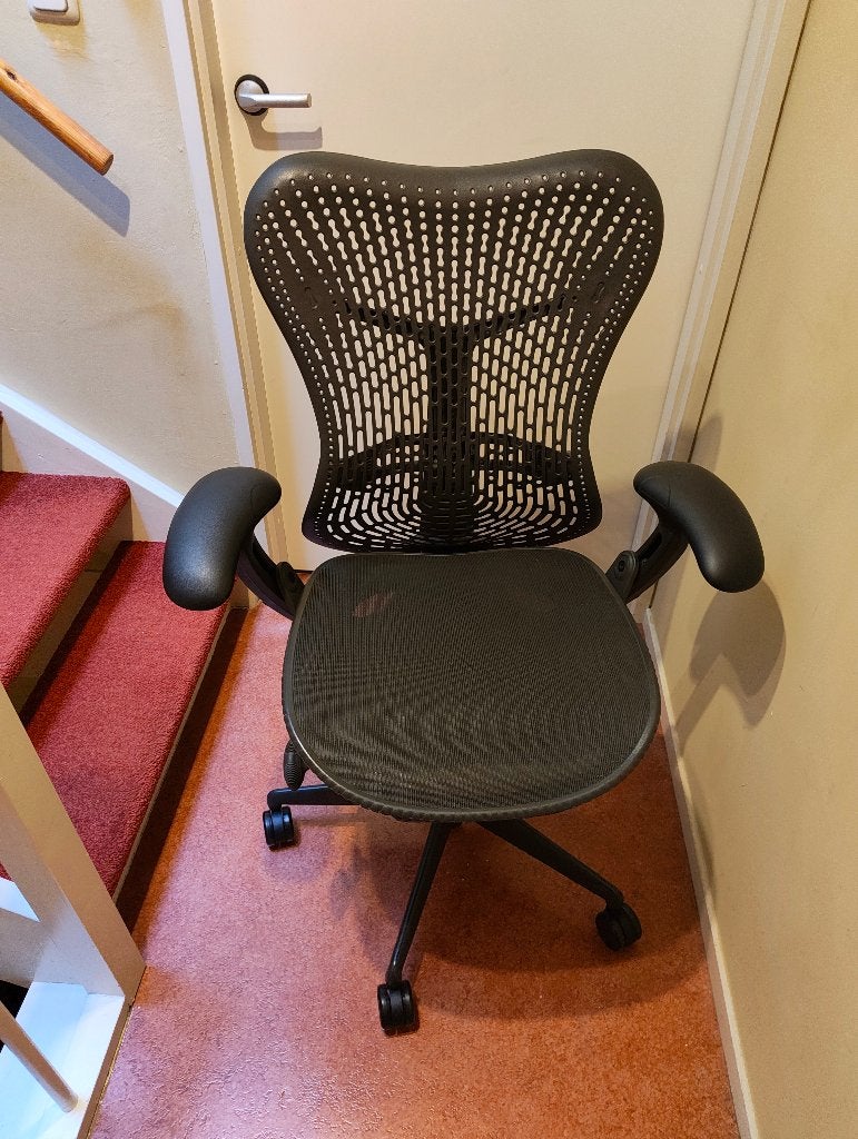 Herman Miller Mirra bureaustoel, Huis en Inrichting, Verzenden, Zwart, Zo goed als nieuw, Bureaustoel