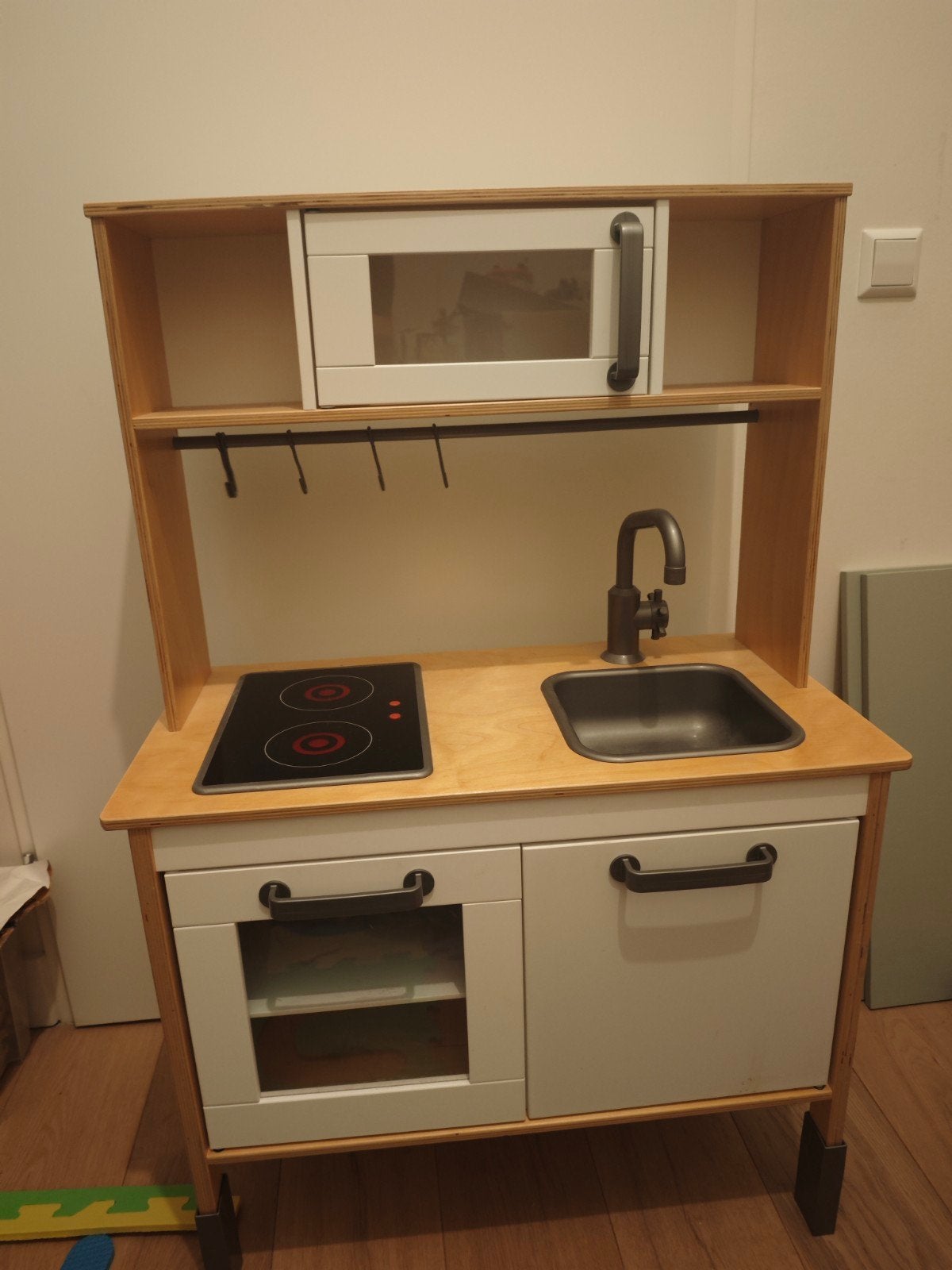IKEA Duktig Speelkeuken met magnetron en kookplaat, Kinderen en Baby's, Speelgoed | Speelkeukens, Ophalen, Zo goed als nieuw, Hout