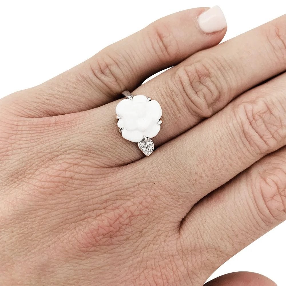 Chanel Camélia ring in 18k witgoud met diamant en chalcedoon, Sieraden, Tassen en Uiterlijk, Wit, Ophalen of Verzenden, Zo goed als nieuw
