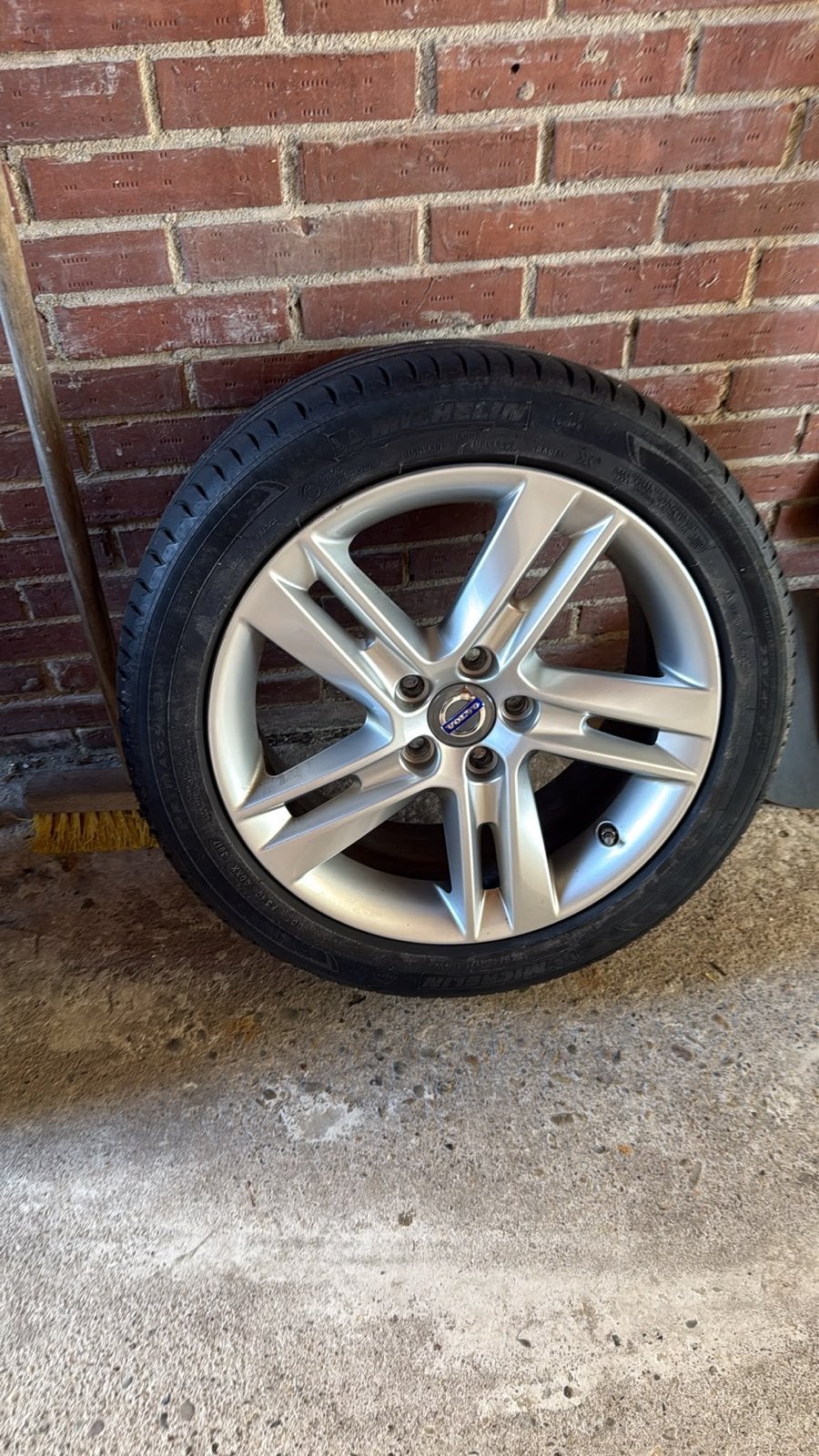 Volvo Velgen 235/45 R17 met michelin band, Ophalen, Gebruikt, Banden en Velgen, 17 inch