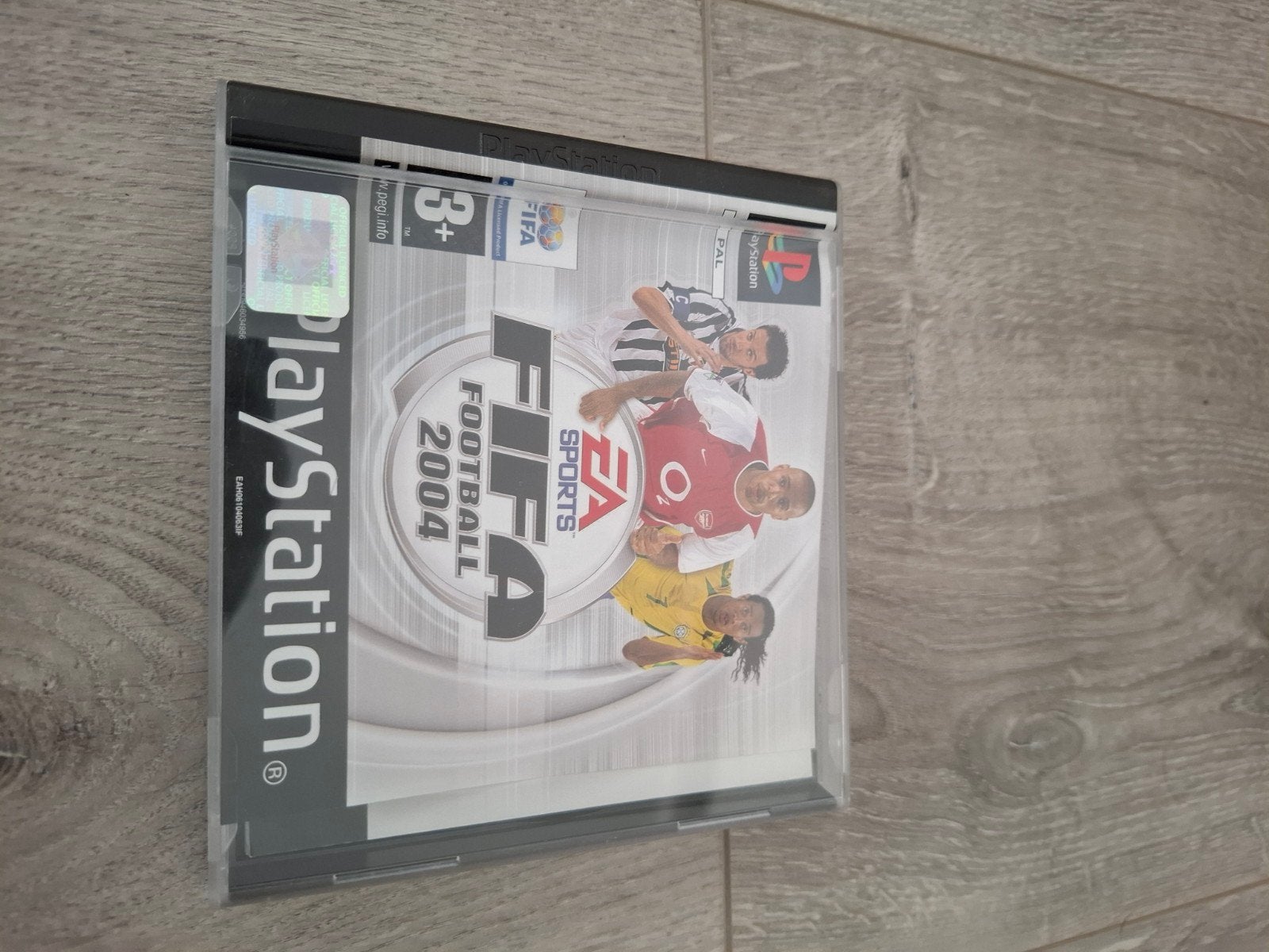 FIFA Football 2004 - PlayStation 2 (PS2) - Zo goed als nieuw, 2 spelers, Ophalen of Verzenden, Zo goed als nieuw, Vanaf 3 jaar