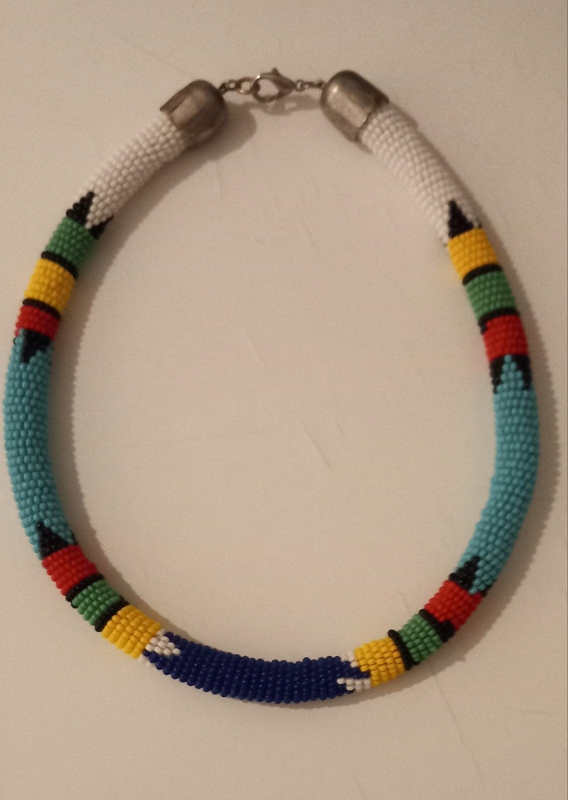Afrikaanse kralenketting in Maasai stijl. 45cm lang., Ophalen of Verzenden, Nieuw, Roze, Overige materialen