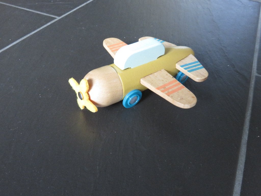 Houten vliegtuig met stoffen propellor, 15cm groot., Kinderen en Baby's, Ophalen of Verzenden, Zo goed als nieuw