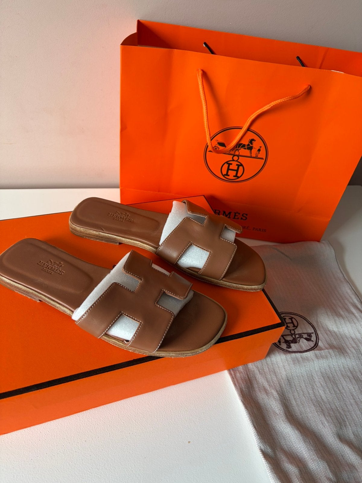 Hermes slippers, Kleding | Dames, Slippers, Bruin, Ophalen of Verzenden, Gedragen