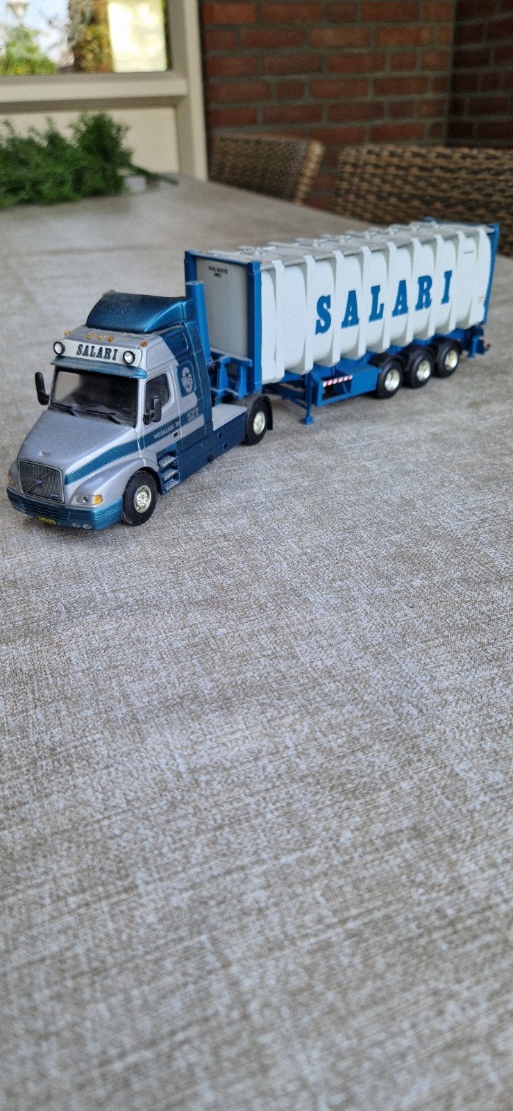 Volvo NH met container, Overige merken, Groter dan 1:32, Ophalen of Verzenden, Zo goed als nieuw