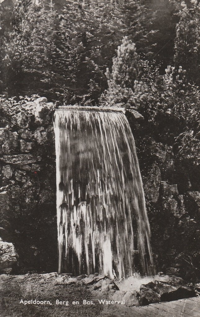 J241 ansichtkaart apeldoorn waterval 1959 z/w berg en bos, Ophalen of Verzenden, 1940 tot 1960, Gelopen, Gelderland