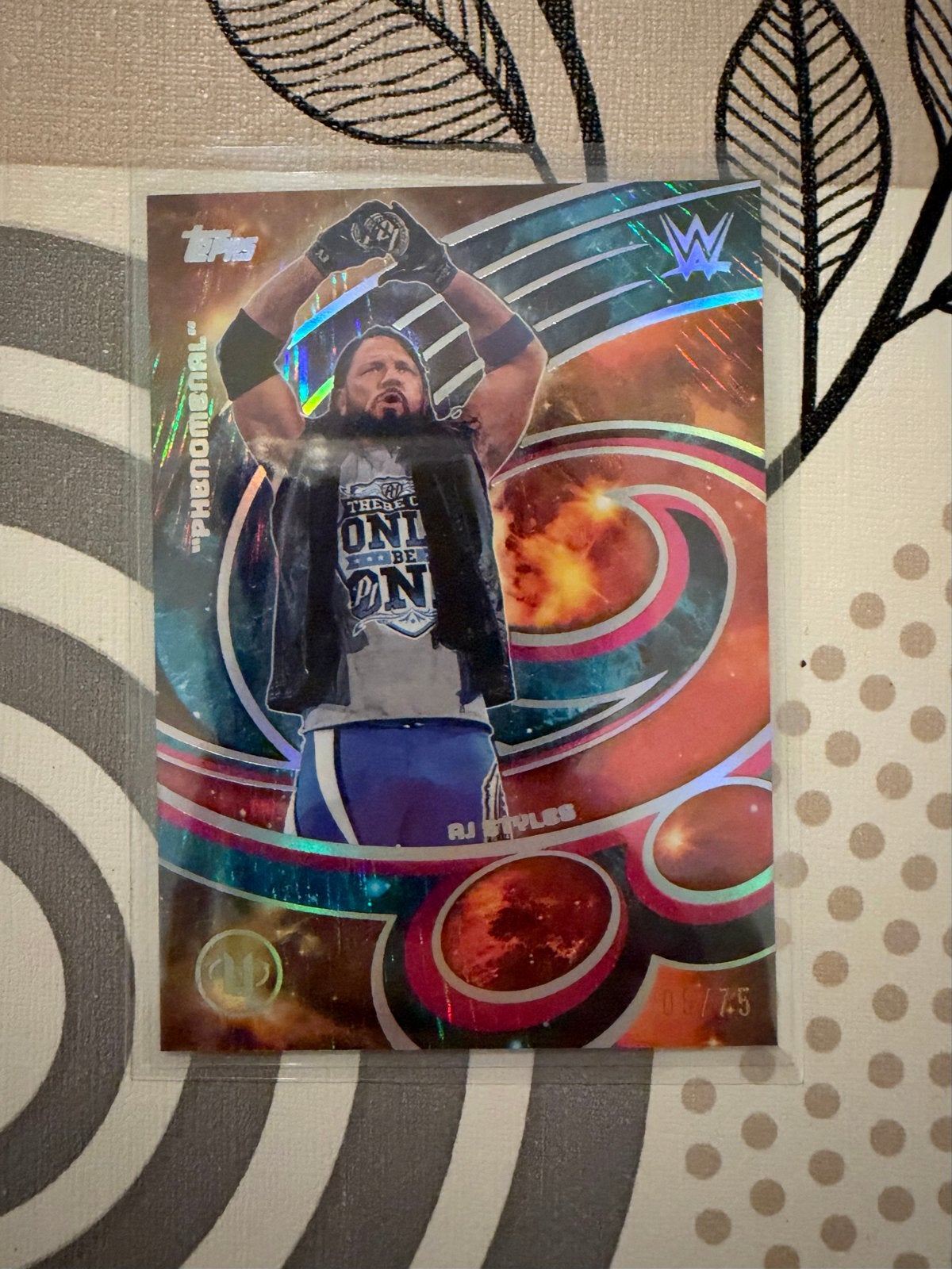 Topps WWE Universe 2026 AJ Styles "Phenomenal" /75, Ophalen of Verzenden, Nieuw, Overige sporten, Spelerskaart
