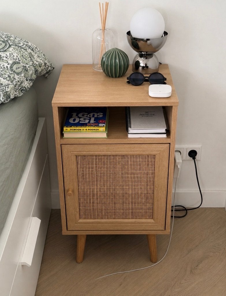 Nachtkastje met rotan deur – houtlook, Huis en Inrichting, Slaapkamer | Nachtkastjes, Ophalen, Minder dan 45 cm, Zo goed als nieuw
