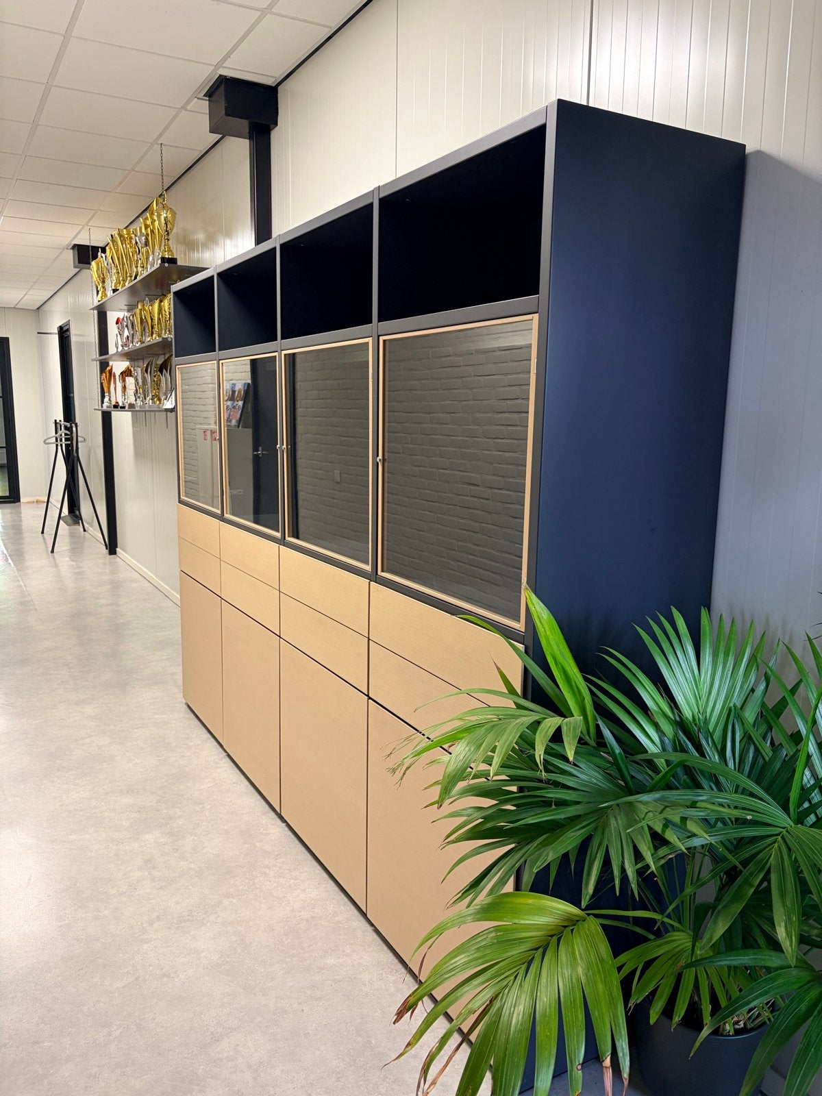 Moderne kast, Ophalen, Zo goed als nieuw, 200 cm of meer, Met lade(s)