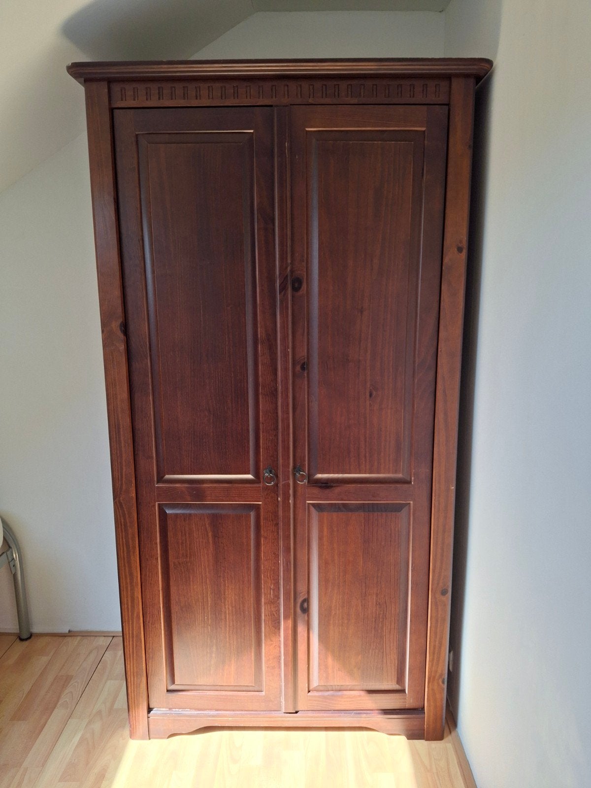 Houten kledingkast met twee deuren, Gebruikt, Klassiek, 150 tot 200 cm, Overige houtsoorten