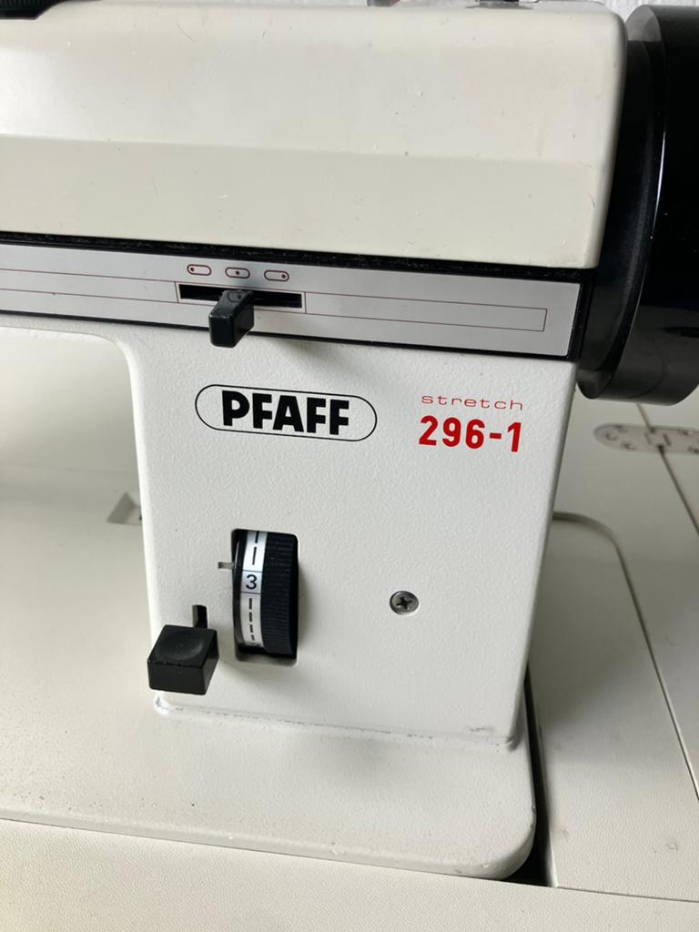 Pfaff naaimachine in meubel, Hobby en Vrije tijd, Naaimachines en Toebehoren, Ophalen, Zo goed als nieuw, Naaimachine, Pfaff