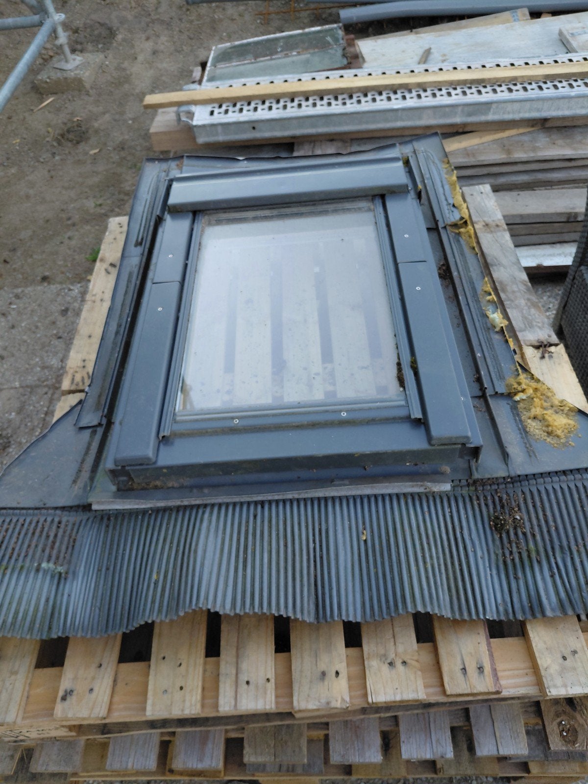 Velux dakraam grijs, Ophalen, Overige typen, Minder dan 5 m², Metaal