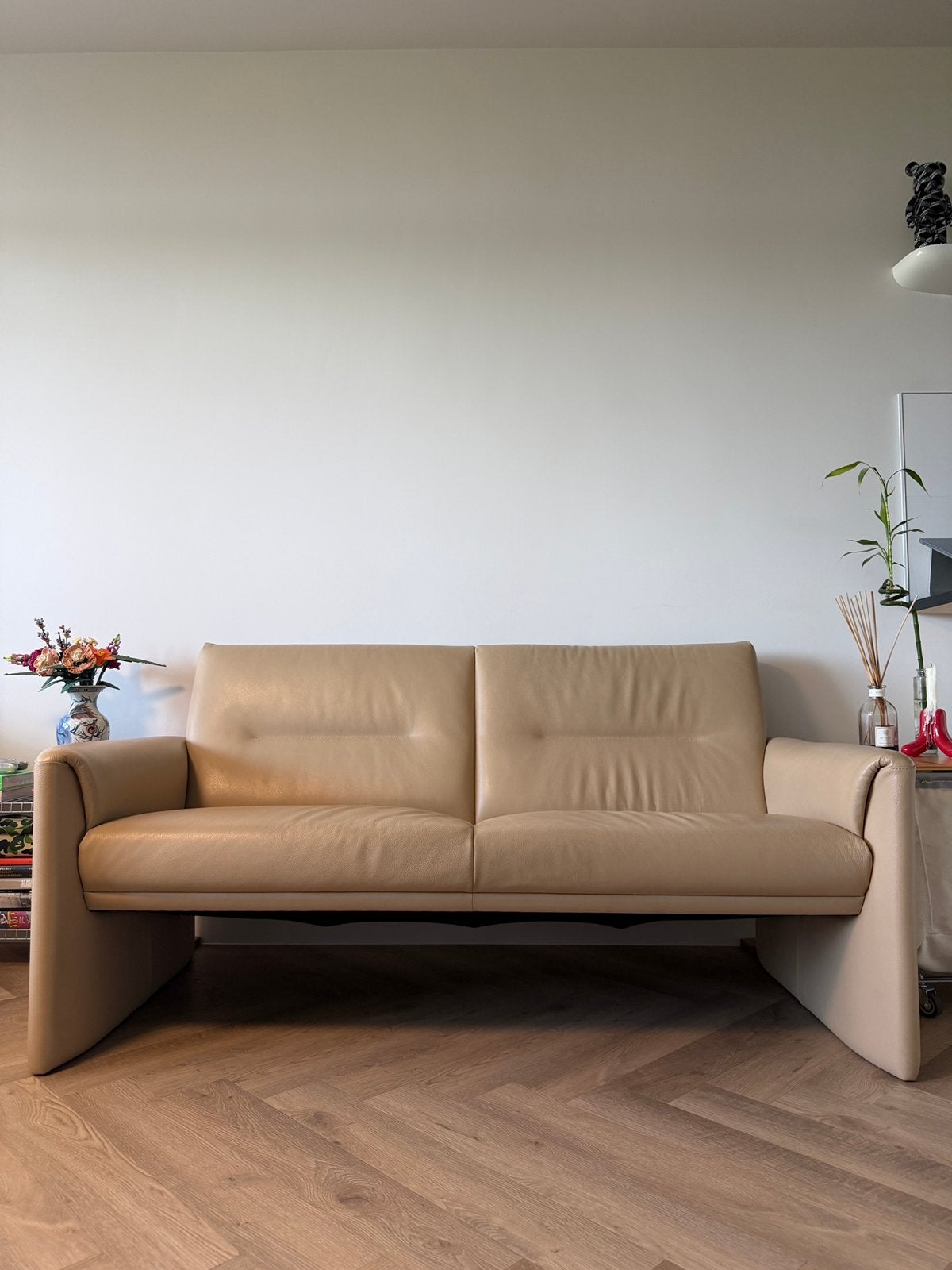 Leolux Boavista 2-zitsbank – Beige / Camel - 154CM, Ophalen, Gebruikt, 150 tot 200 cm, Tweepersoons