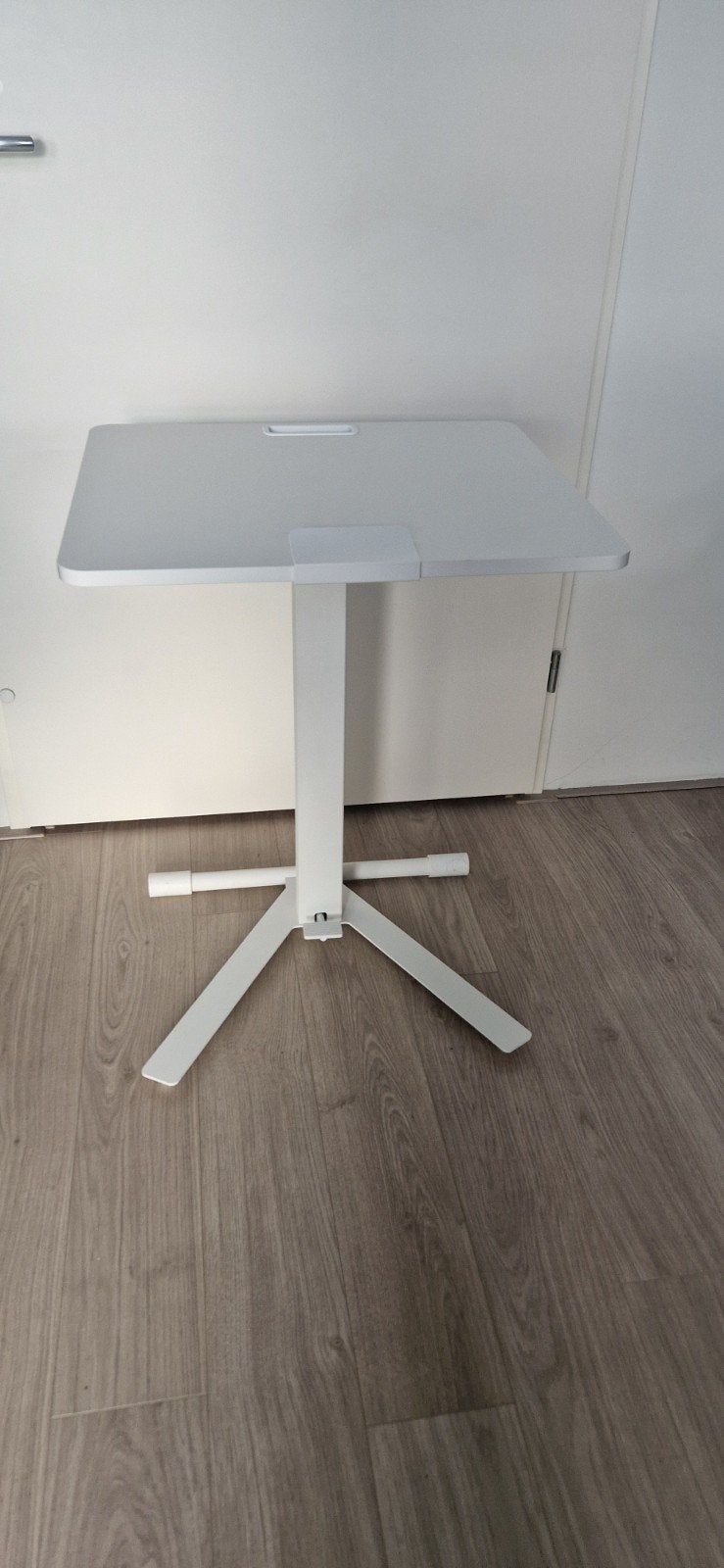 Ikea Laptoptafel wieltjes 
Laptoptafel met wieltjes, wit, 66, Ophalen, Zit-sta bureau, In hoogte verstelbaar, Zo goed als nieuw