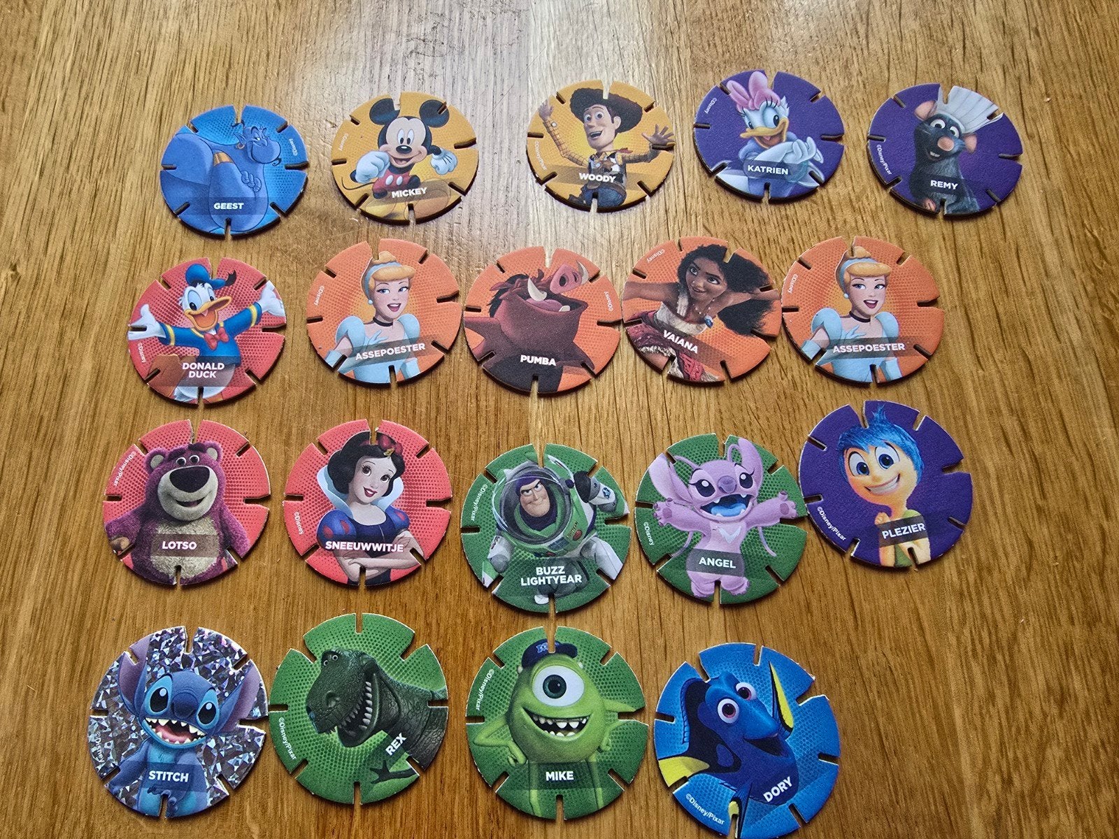 19 stuks AH Diskeyz Disney Pixar, Verzamelen, Ophalen, Overige figuren, Gebruikt, Overige typen