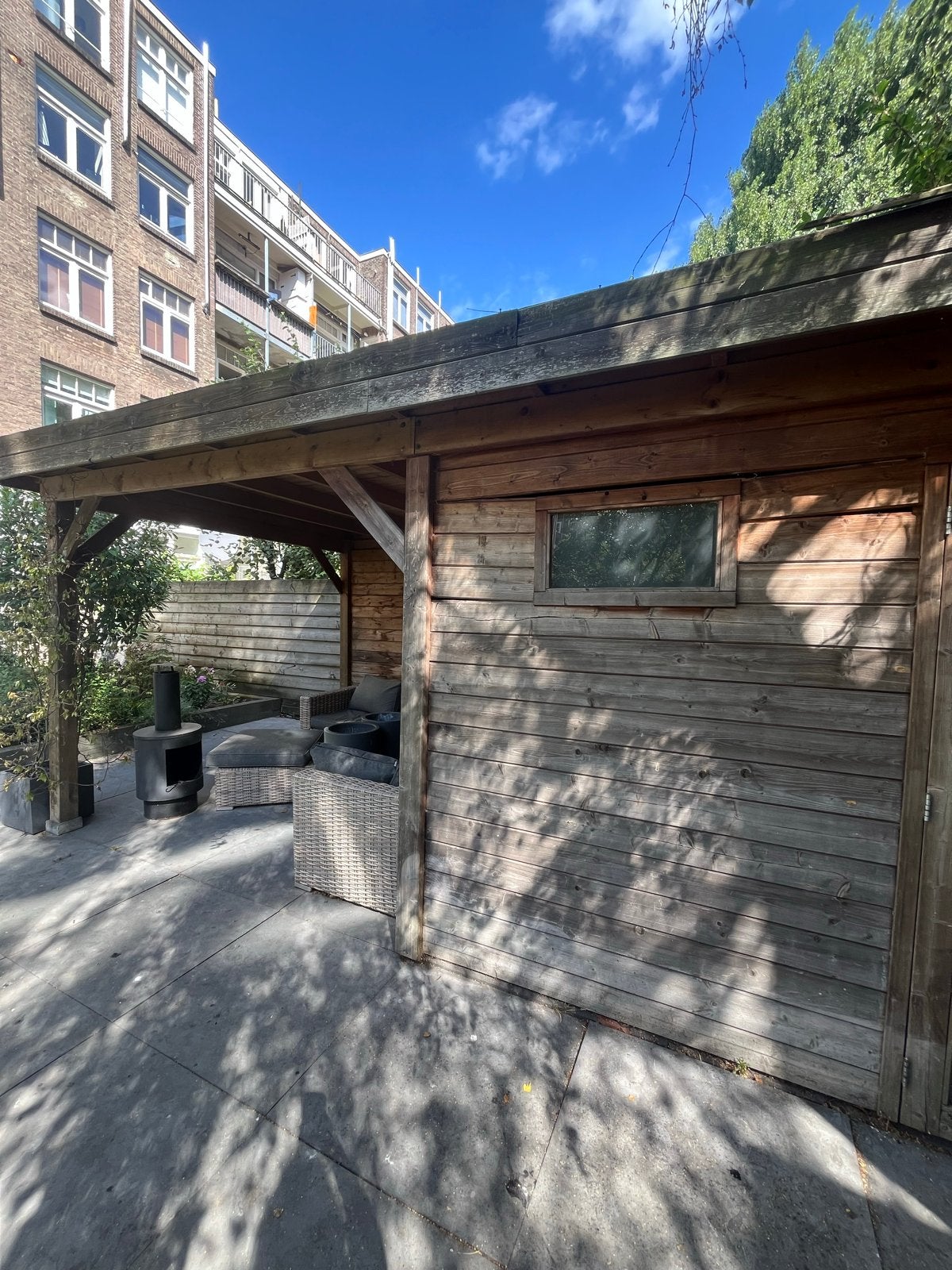 MOET WEG! Houten tuinhuis met overkapping en schuur, Ophalen, Tuinhuis, 1 raam, 500 cm of meer