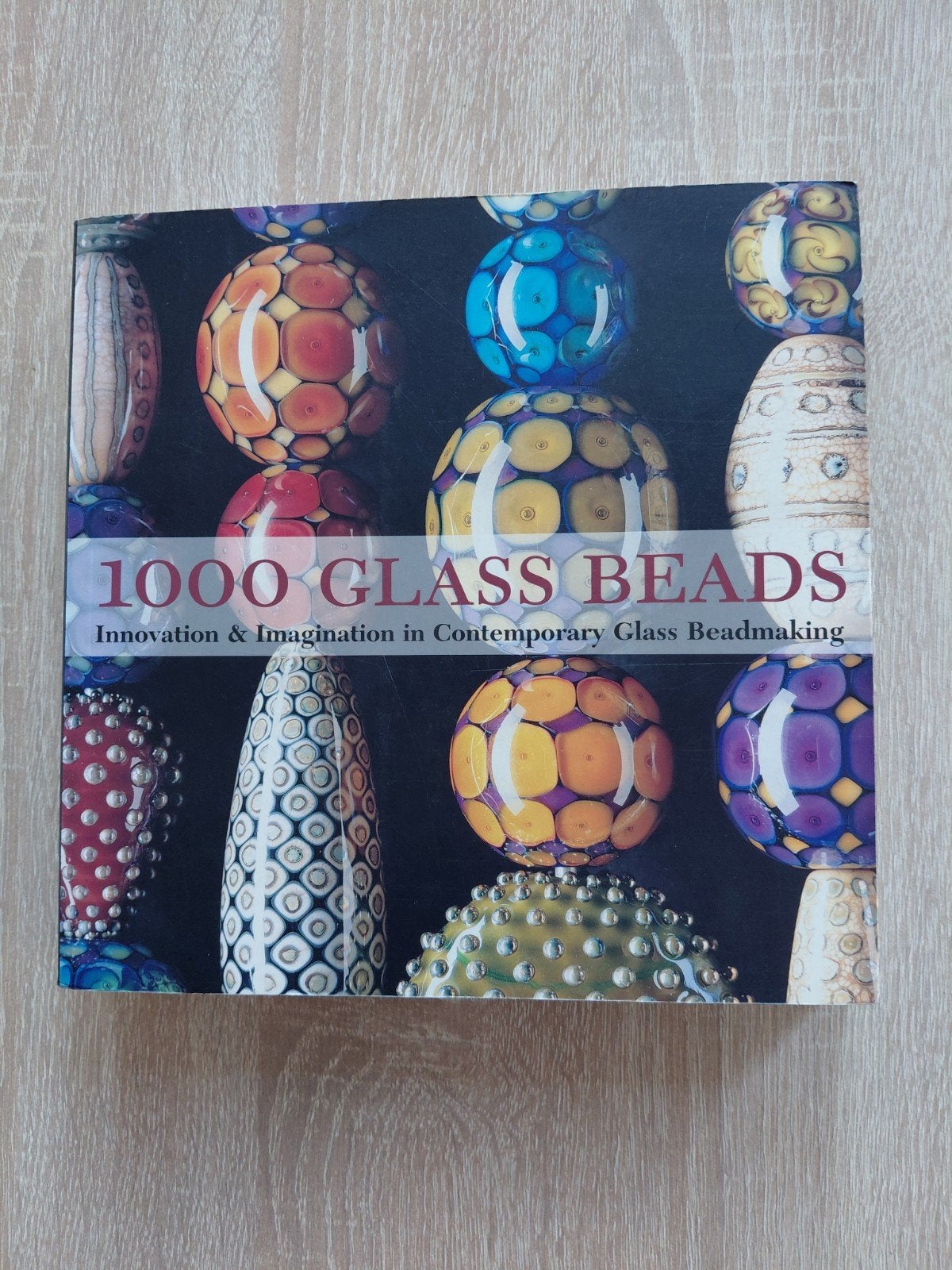 1000 Glass Beads: Innovatie & Verbeelding in Glaskralen, Boeken, Ophalen of Verzenden, Zo goed als nieuw, Overige onderwerpen