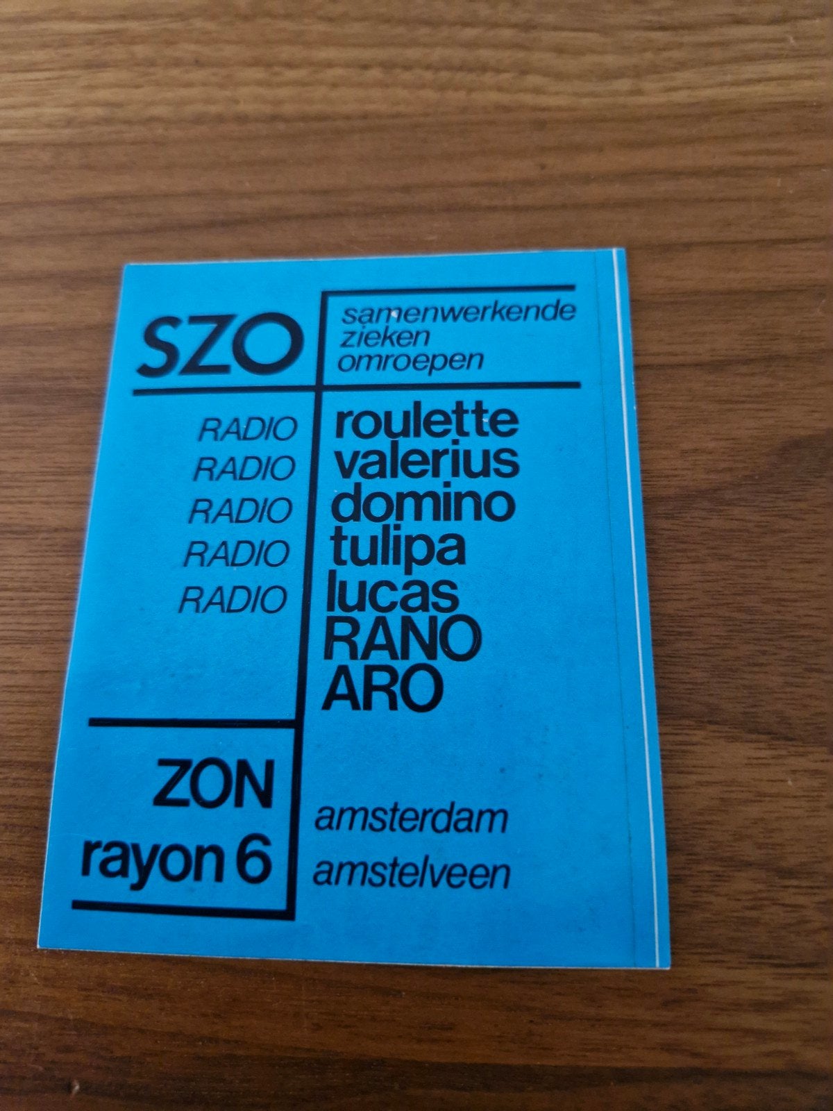 1401 Vintage SZO Radio Sticker - 12x10 cm - 2 stuks, Ophalen of Verzenden, Nieuw, Film, Tv of Omroep