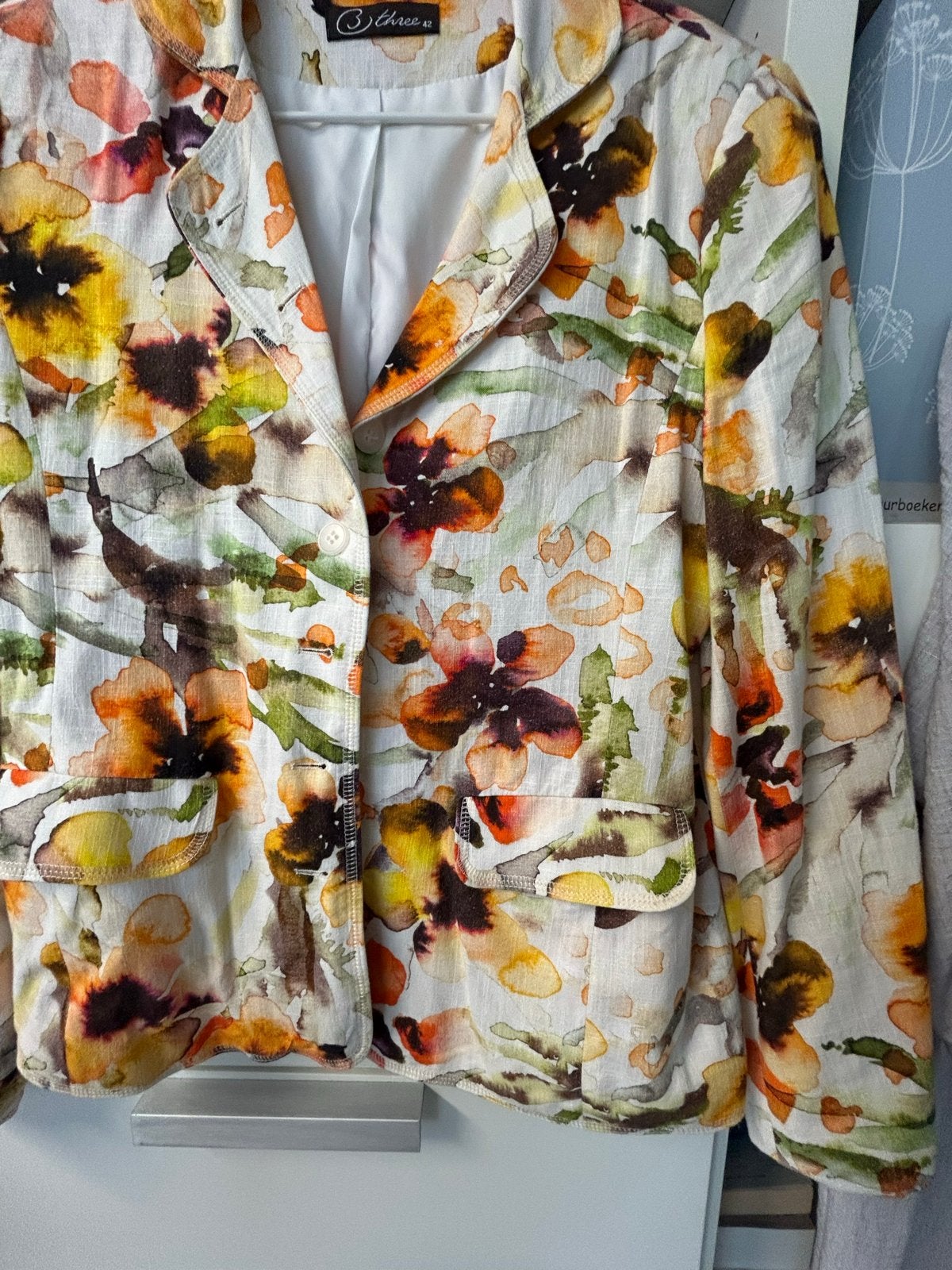 B three Jasje met bloemenprint - Maat 42, Maat 42/44 (L), Zo goed als nieuw, Jasje, Meerkleurig