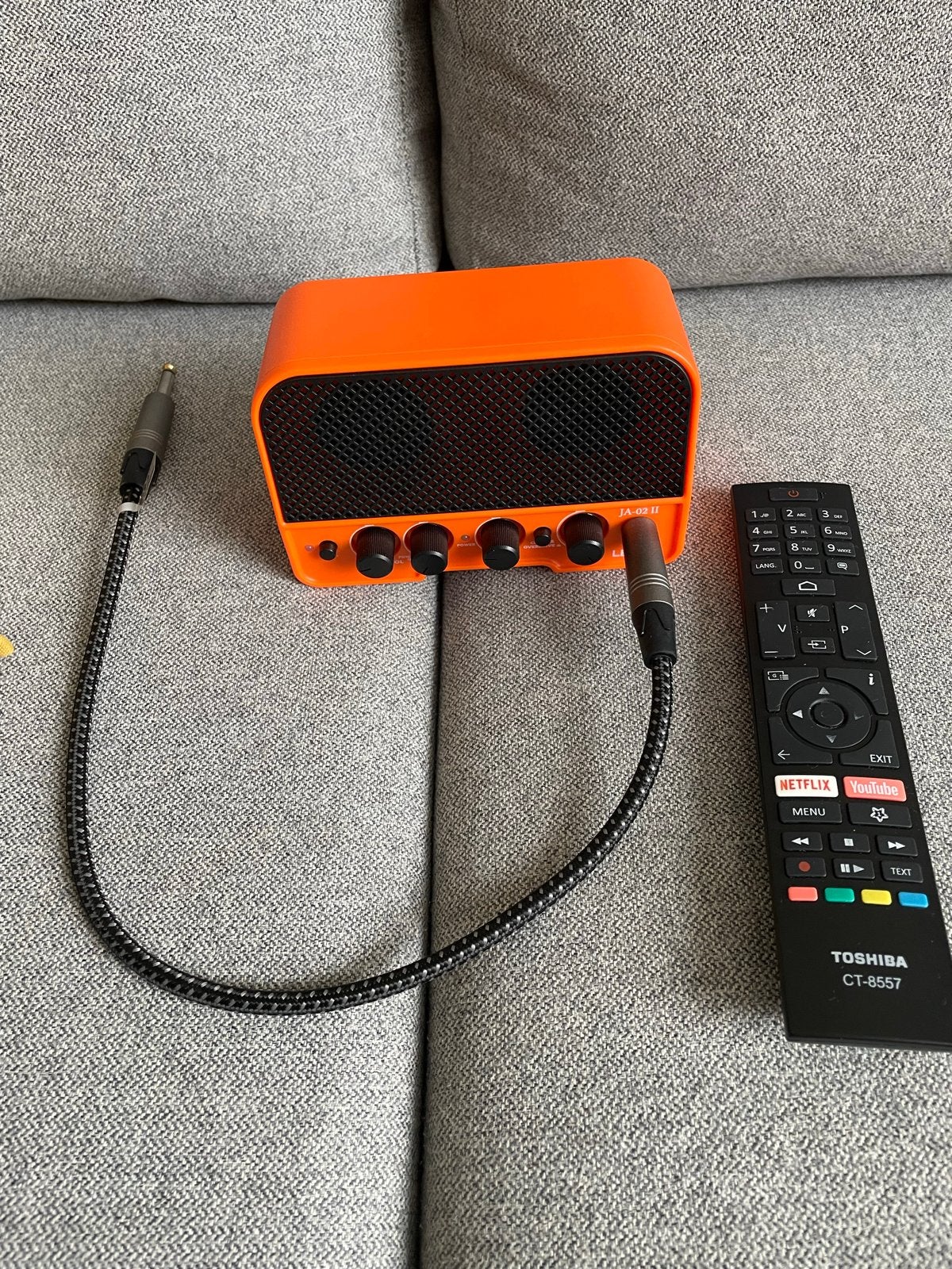 LEKATO JA-02 II Mini Gitaarversterker (amplifier), Muziek en Instrumenten, Versterkers | Bas en Gitaar, Ophalen, Zo goed als nieuw