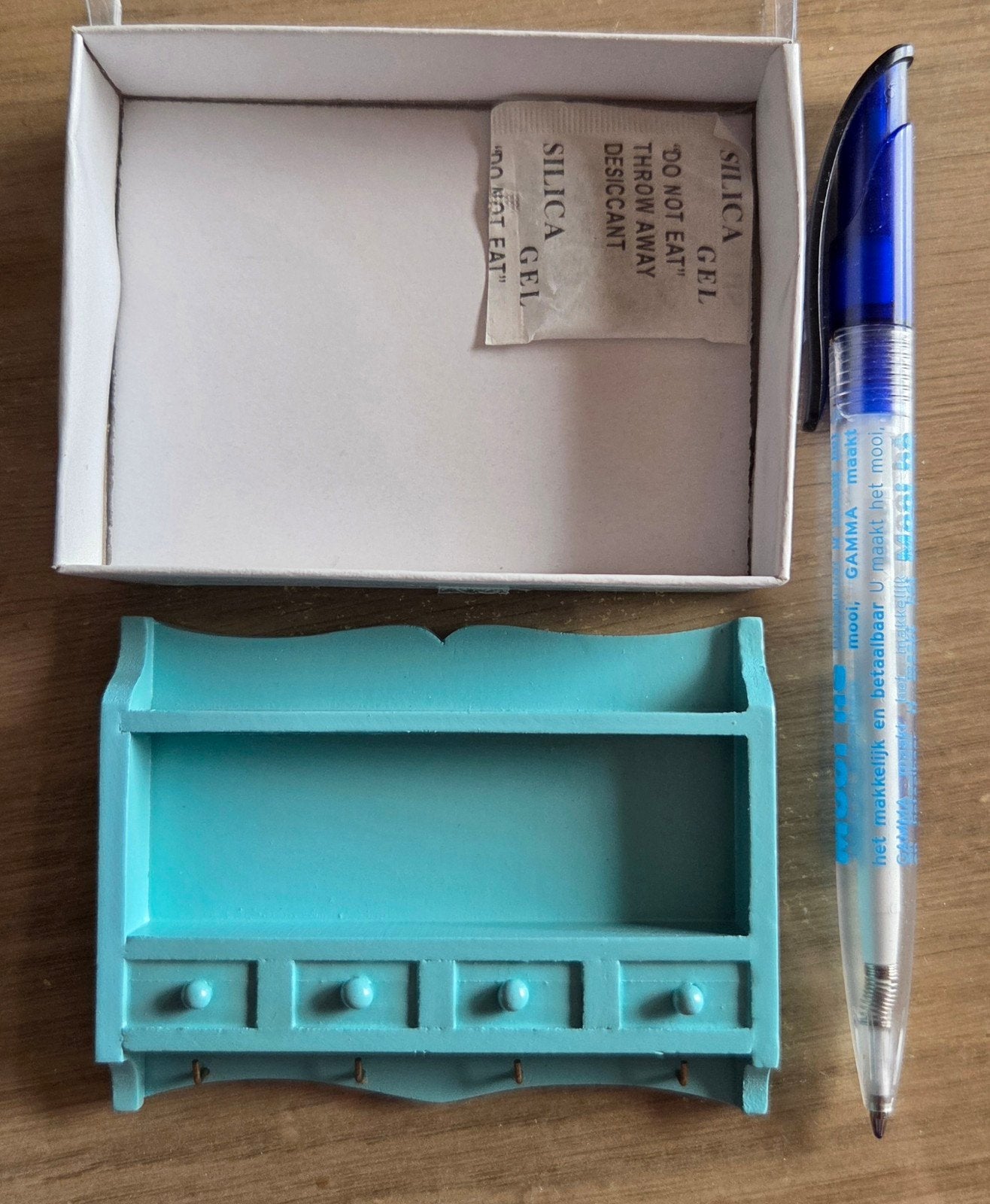 Miniatuur wandrekje met lades en haakjes - Poppenhuis, Ophalen of Verzenden, Nieuw