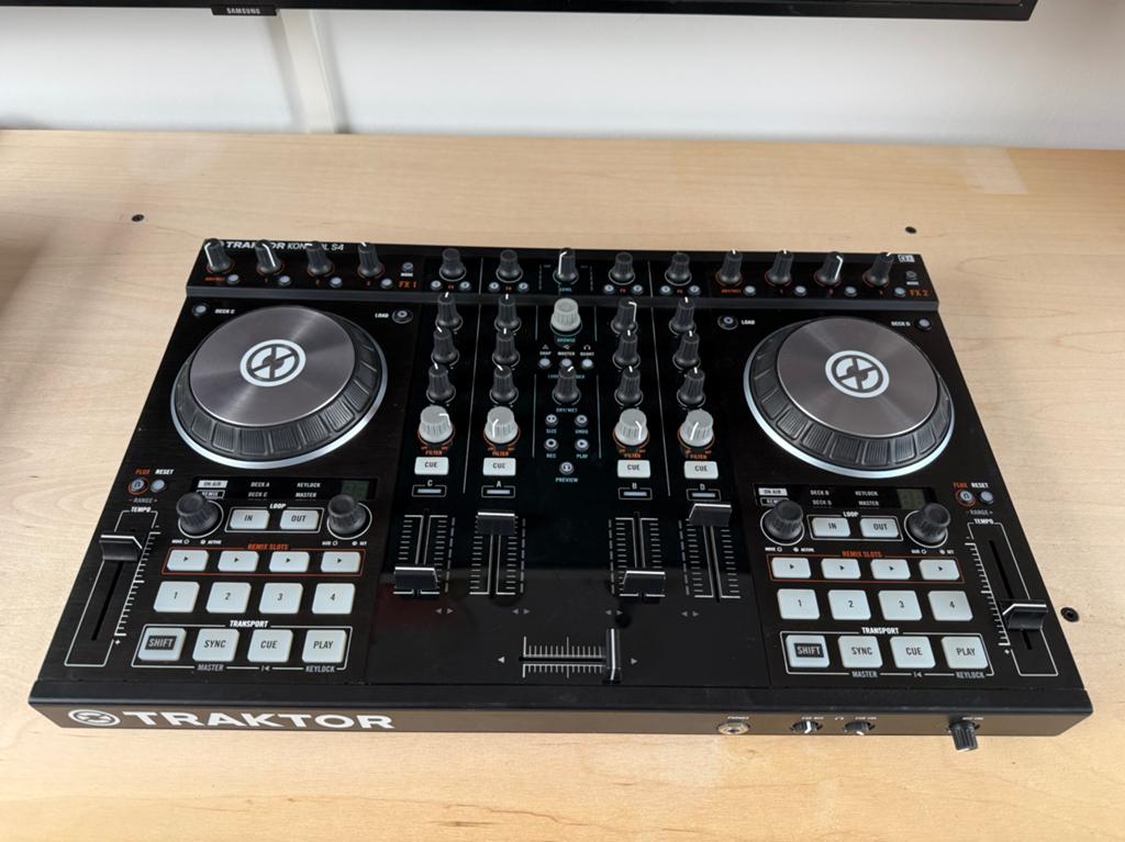 Traktor Kontrol S4, Muziek en Instrumenten, Dj-sets en Draaitafels, Zo goed als nieuw, Overige merken, Ophalen