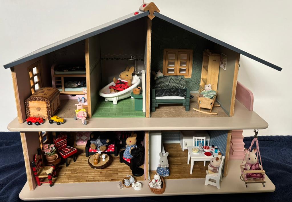 Gerenoveerde poppenhuis met Sylvanian, Ophalen, Zo goed als nieuw, Toebehoren