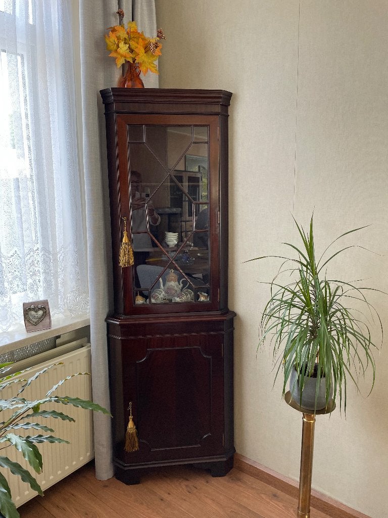 Mahonie hoekkast, Ophalen
