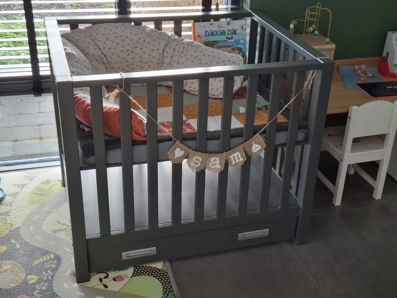 Grijze houten box met opberglade en matras, Kinderen en Baby's, Ophalen, Gebruikt, Rechthoekig, In hoogte verstelbaar
