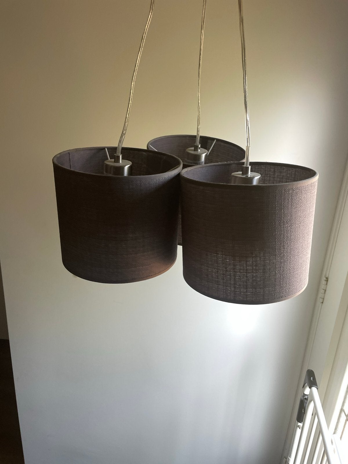 Moderne hanglamp met 3 stoffen kappen, Huis en Inrichting, Lampen | Hanglampen, Ophalen of Verzenden, Gebruikt, Metaal, E27 (groot)