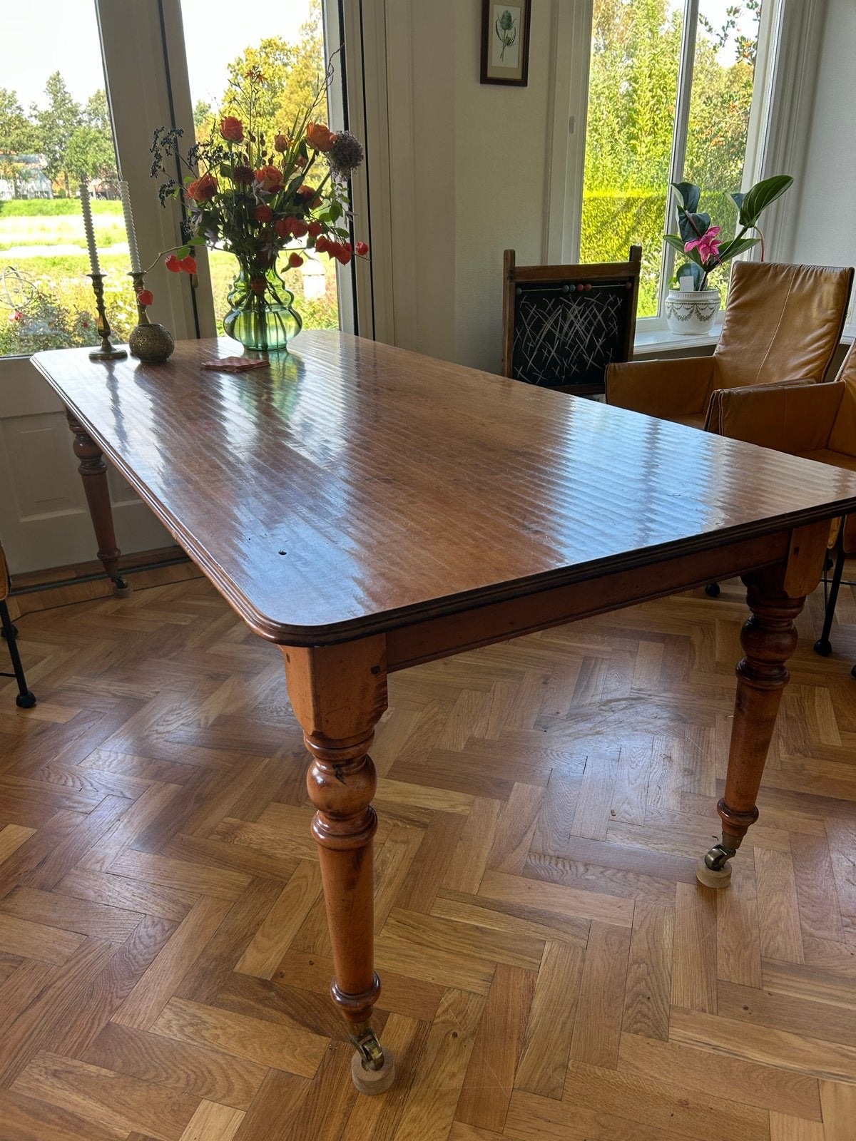 Antieke houten eettafel met gedraaide poten