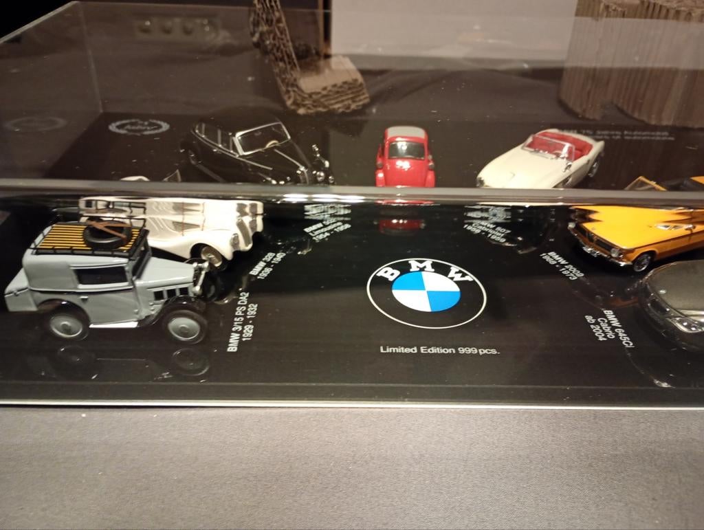 BMW 75 Jaar Carrousel met 7 Modellen Schaal 1:43 Origineel, Hobby en Vrije tijd, Modelauto's | 1:43, Ophalen, Zo goed als nieuw
