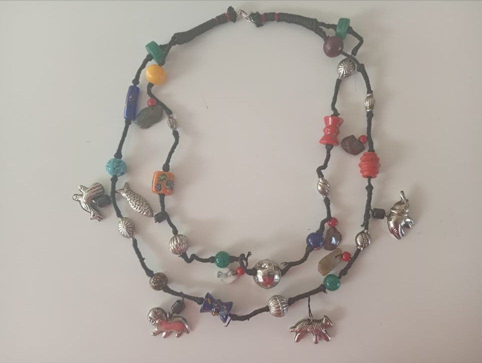 Vintage. Afrikaanse tribal ketting met GROTE zilveren bedels, Ophalen of Verzenden, Gebruikt, Overige kleuren, Zilver