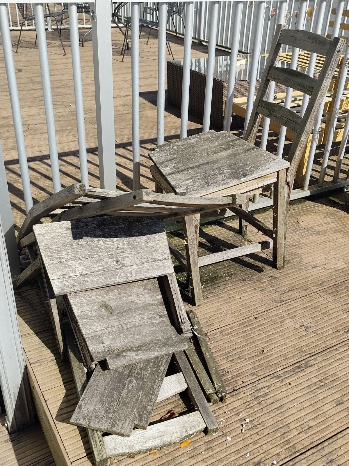 Gratis: Oude houten stoelen voor decoratie of project, Ophalen, Gebruikt, Twee, Overige kleuren