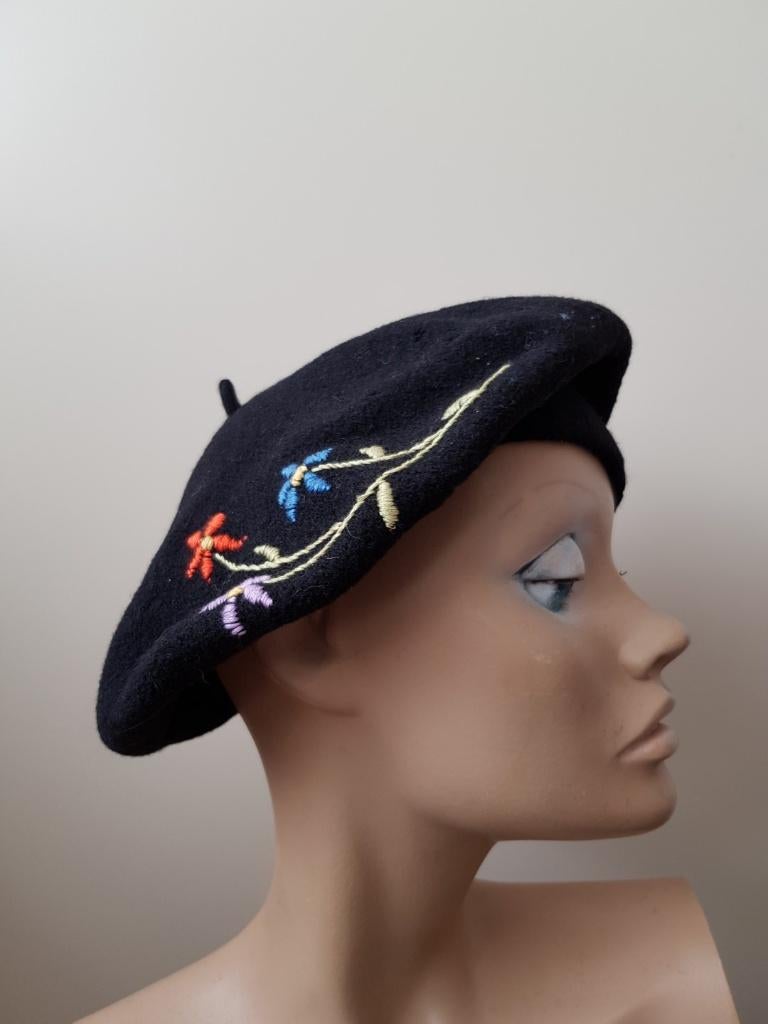 Zwarte baret alpinopet hoedje geborduurde bloemen, Verzenden, Gedragen, One size fits all