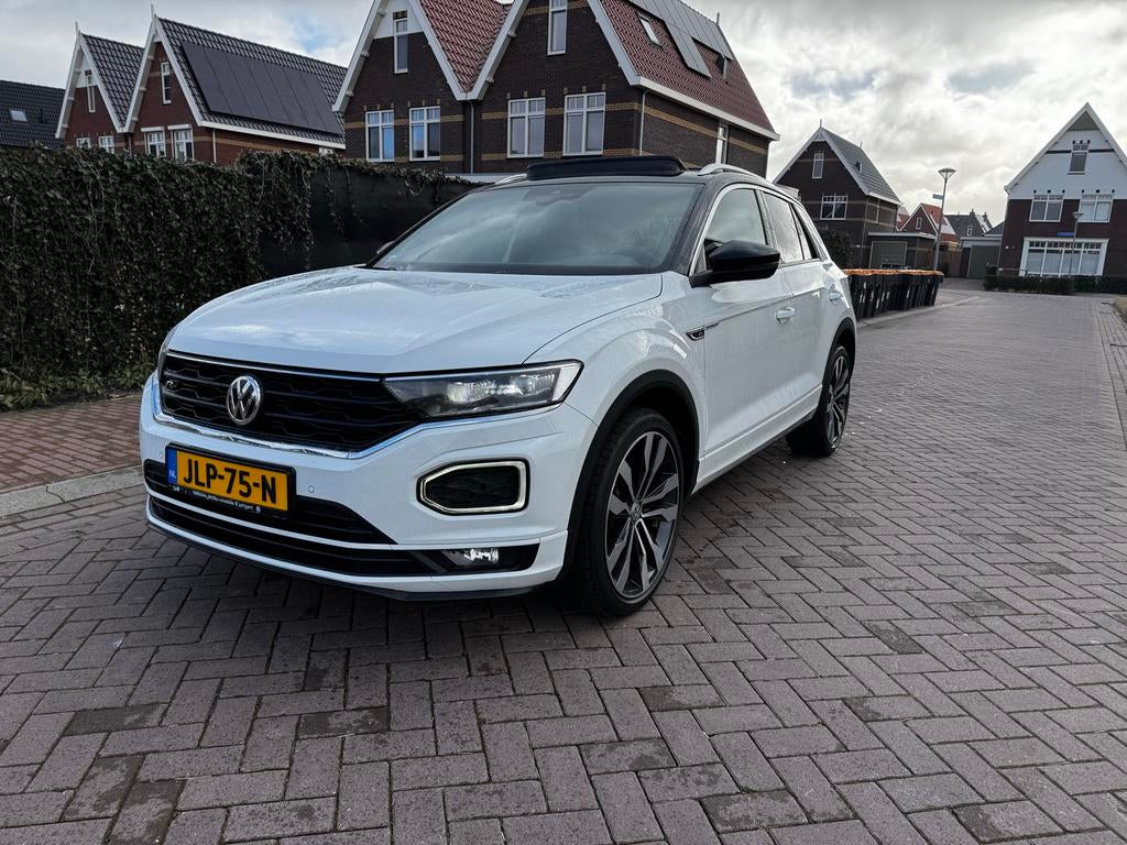 Volkswagen T-Roc 1.5 3x r line vol opties beats pano, Auto's, Volkswagen, Zwart, 4 cilinders, Wit, Bedrijf