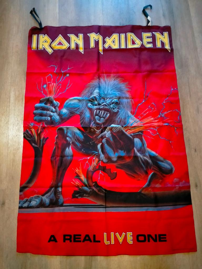 Iron Maiden a real Live One 1993 vintage metal muziek vlag, Verzamelen, Ophalen of Verzenden, Zo goed als nieuw