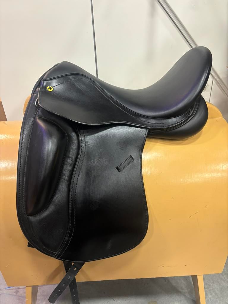 Diverse tweedehandse dressuur & spring zadels, Dieren en Toebehoren, Paarden en Pony's | Zadels, Ophalen of Verzenden, Nieuw, Dressuur