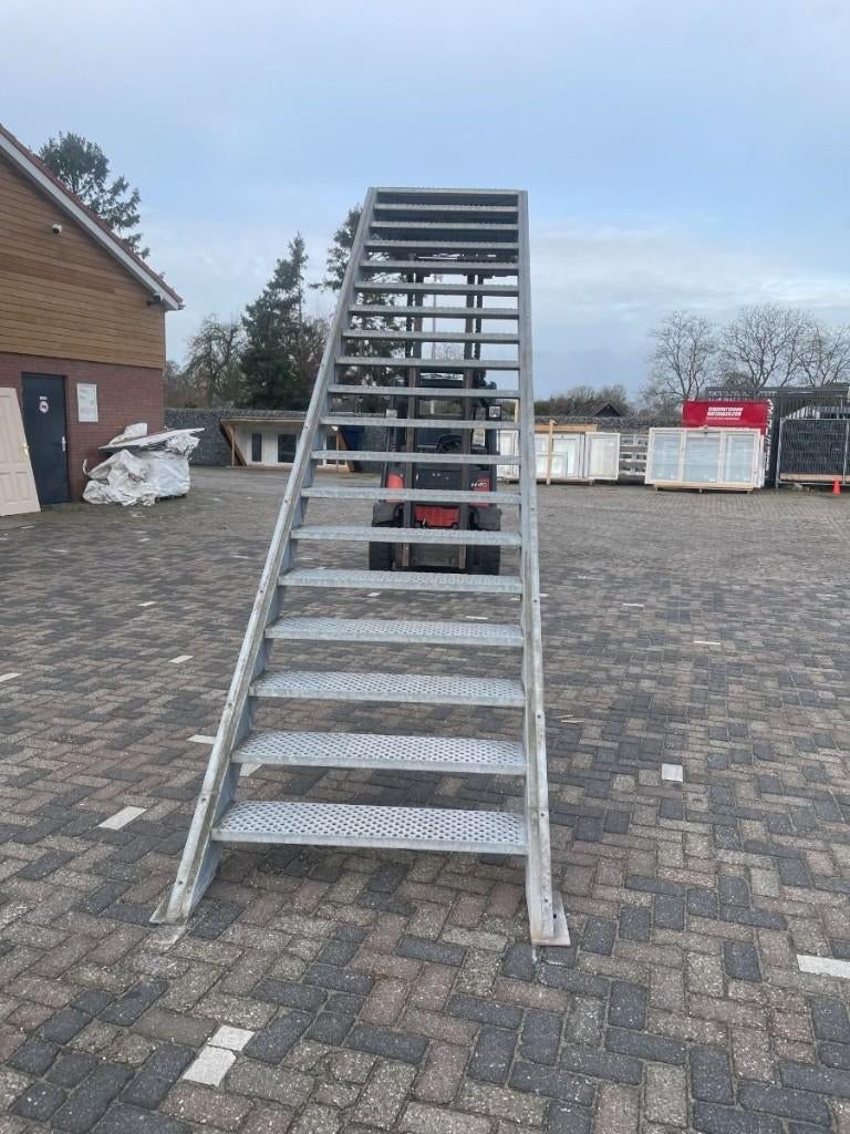Stalen Bordestrap 124cm B x 335cm H (incl. leuningen), Doe-het-zelf en Verbouw, Ladders en Trappen, Gebruikt, Trap, 2 tot 4 meter