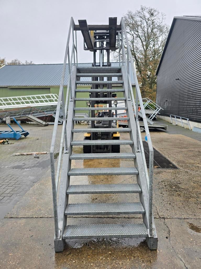 Stalen trap met bordes gegalv. Hoog 2,54 mtr. Nob181, Ophalen, Zo goed als nieuw, 2 tot 4 meter